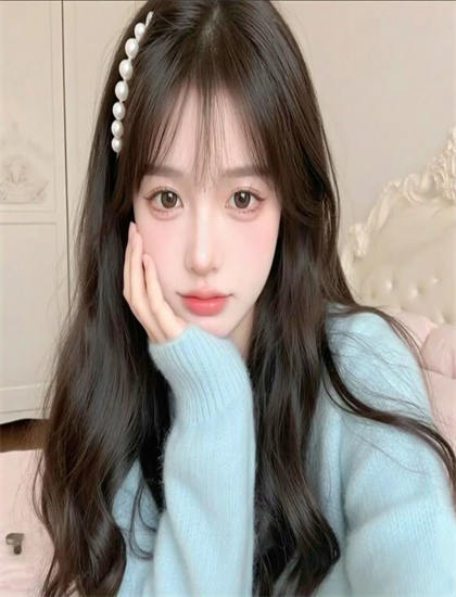 《封闭女子监狱》不同导演版本比较深刻反思的：艺术风格差异分析